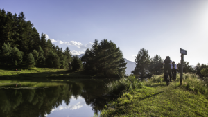 Montaña y lago